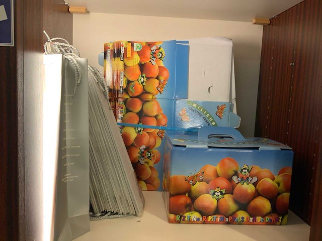 Partij zakken; op 4 legborden - afbeelding 2 van  5