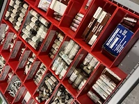 Partij zekeringen en elektrisch installatiemateriaal - afbeelding 3 van  135