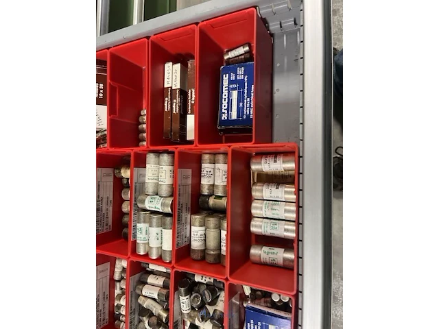 Partij zekeringen en elektrisch installatiemateriaal - afbeelding 5 van  135
