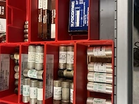 Partij zekeringen en elektrisch installatiemateriaal - afbeelding 5 van  135