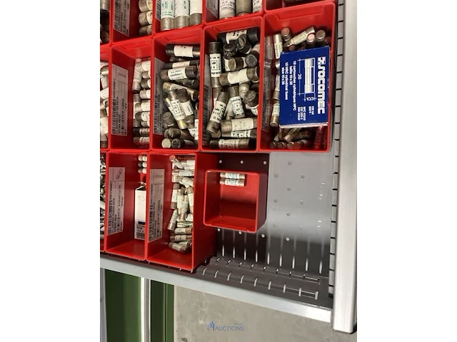 Partij zekeringen en elektrisch installatiemateriaal - afbeelding 6 van  135