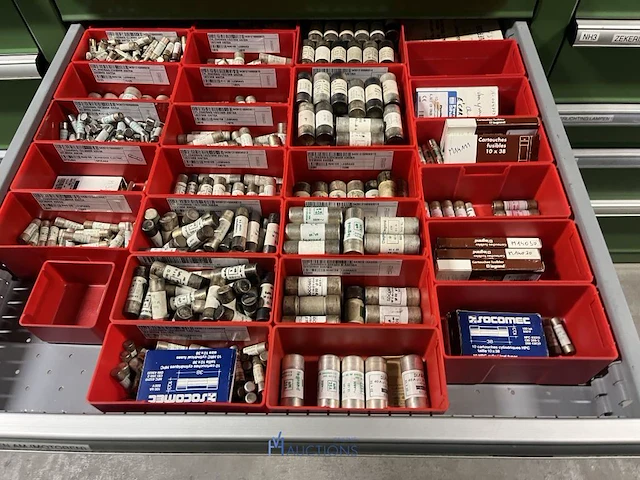 Partij zekeringen en elektrisch installatiemateriaal - afbeelding 7 van  135