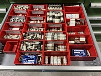 Partij zekeringen en elektrisch installatiemateriaal - afbeelding 7 van  135