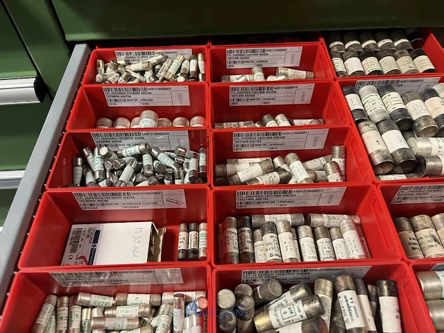 Partij zekeringen en elektrisch installatiemateriaal - afbeelding 8 van  135
