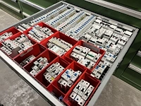 Partij zekeringen en elektrisch installatiemateriaal - afbeelding 9 van  135