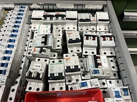 Partij zekeringen en elektrisch installatiemateriaal - afbeelding 10 van  135