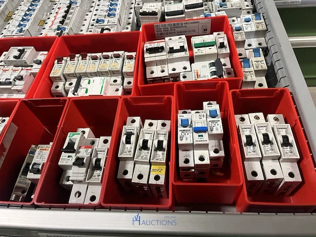 Partij zekeringen en elektrisch installatiemateriaal - afbeelding 11 van  135