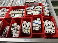 Partij zekeringen en elektrisch installatiemateriaal - afbeelding 11 van  135