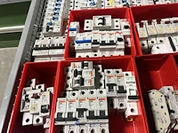 Partij zekeringen en elektrisch installatiemateriaal - afbeelding 12 van  135