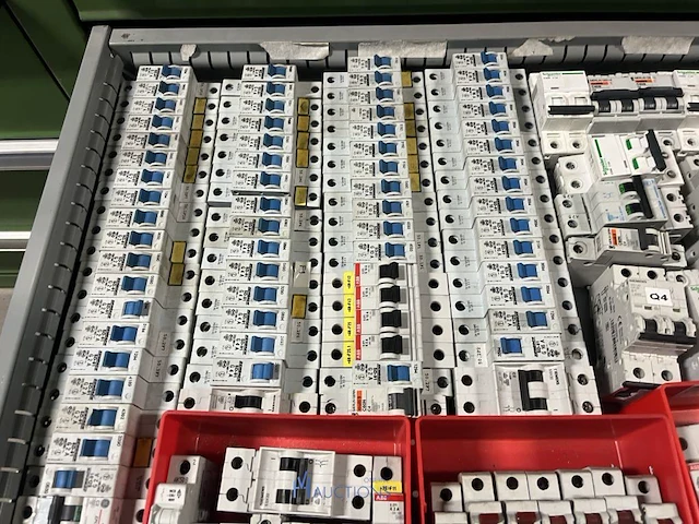 Partij zekeringen en elektrisch installatiemateriaal - afbeelding 14 van  135