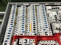 Partij zekeringen en elektrisch installatiemateriaal - afbeelding 14 van  135