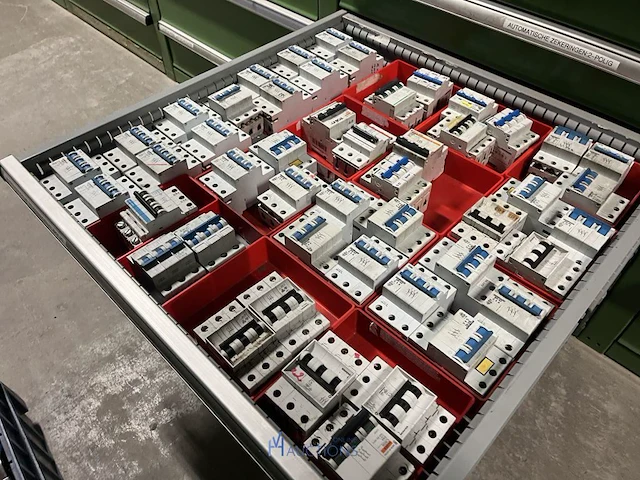 Partij zekeringen en elektrisch installatiemateriaal - afbeelding 15 van  135