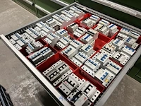 Partij zekeringen en elektrisch installatiemateriaal - afbeelding 15 van  135