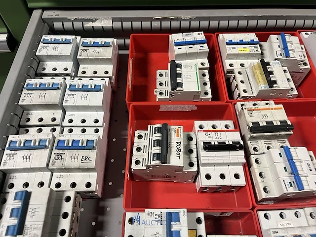 Partij zekeringen en elektrisch installatiemateriaal - afbeelding 16 van  135