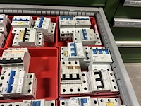 Partij zekeringen en elektrisch installatiemateriaal - afbeelding 17 van  135