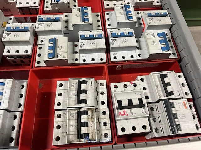 Partij zekeringen en elektrisch installatiemateriaal - afbeelding 18 van  135