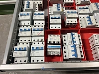 Partij zekeringen en elektrisch installatiemateriaal - afbeelding 19 van  135