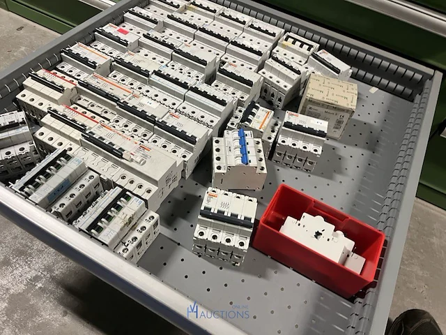 Partij zekeringen en elektrisch installatiemateriaal - afbeelding 20 van  135
