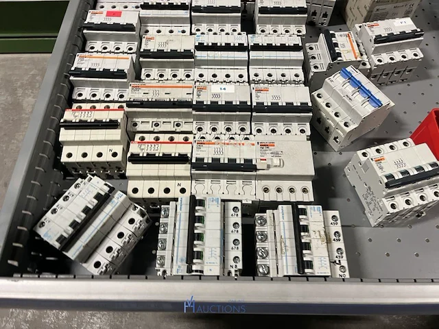 Partij zekeringen en elektrisch installatiemateriaal - afbeelding 21 van  135