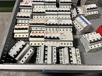 Partij zekeringen en elektrisch installatiemateriaal - afbeelding 21 van  135