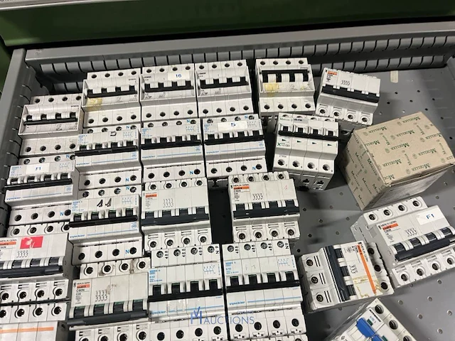 Partij zekeringen en elektrisch installatiemateriaal - afbeelding 22 van  135