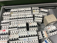 Partij zekeringen en elektrisch installatiemateriaal - afbeelding 22 van  135