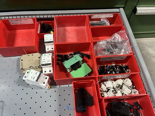 Partij zekeringen en elektrisch installatiemateriaal - afbeelding 23 van  135
