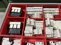 Partij zekeringen en elektrisch installatiemateriaal - afbeelding 26 van  135