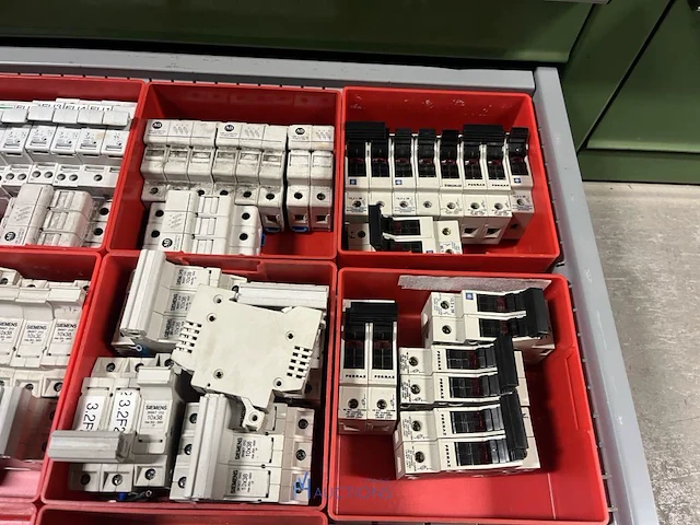 Partij zekeringen en elektrisch installatiemateriaal - afbeelding 27 van  135