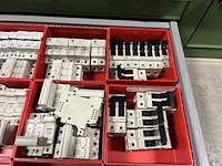 Partij zekeringen en elektrisch installatiemateriaal - afbeelding 27 van  135