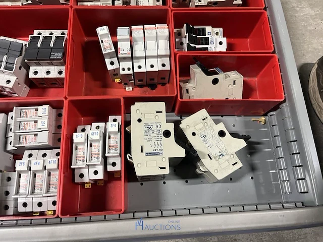 Partij zekeringen en elektrisch installatiemateriaal - afbeelding 28 van  135