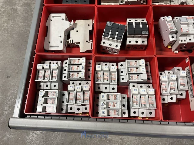 Partij zekeringen en elektrisch installatiemateriaal - afbeelding 29 van  135