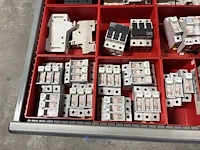 Partij zekeringen en elektrisch installatiemateriaal - afbeelding 29 van  135