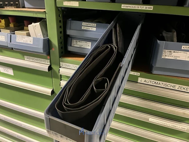 Partij zekeringen en elektrisch installatiemateriaal - afbeelding 32 van  135