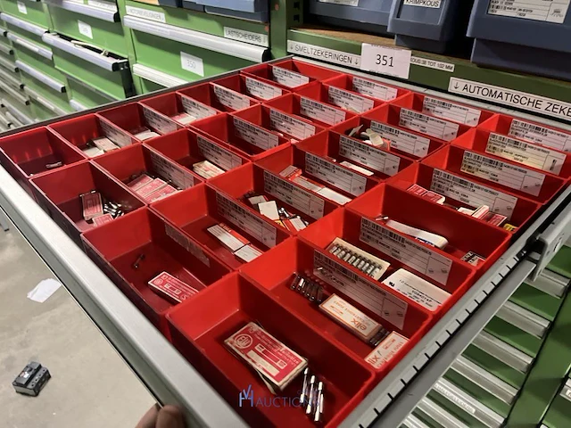 Partij zekeringen en elektrisch installatiemateriaal - afbeelding 52 van  135