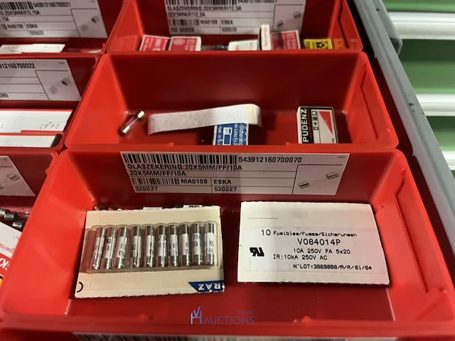 Partij zekeringen en elektrisch installatiemateriaal - afbeelding 54 van  135