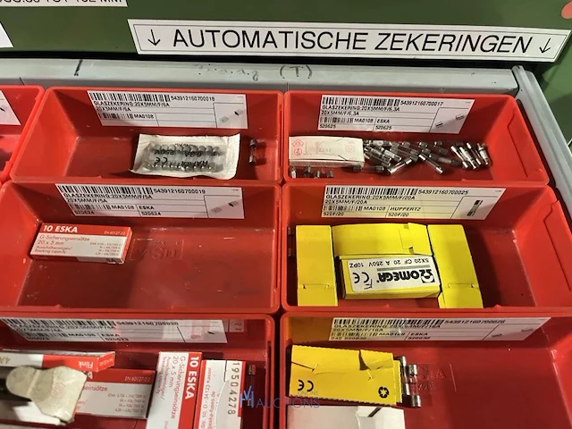Partij zekeringen en elektrisch installatiemateriaal - afbeelding 56 van  135