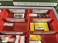 Partij zekeringen en elektrisch installatiemateriaal - afbeelding 56 van  135