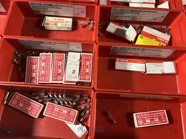 Partij zekeringen en elektrisch installatiemateriaal - afbeelding 58 van  135