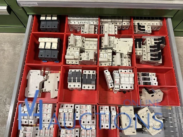 Partij zekeringen en elektrisch installatiemateriaal - afbeelding 48 van  135