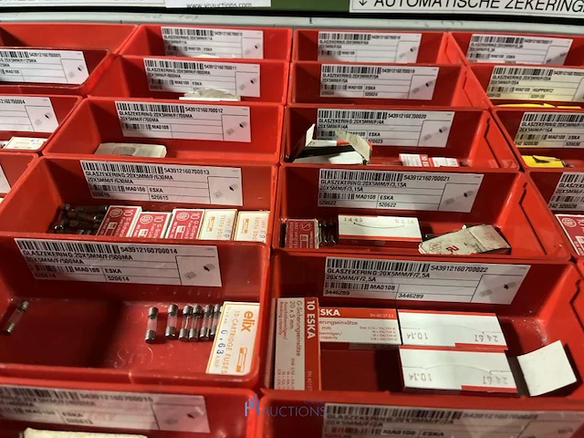Partij zekeringen en elektrisch installatiemateriaal - afbeelding 60 van  135