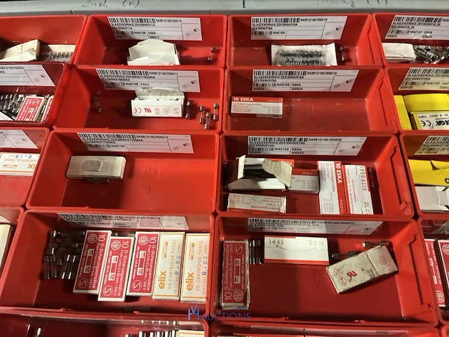 Partij zekeringen en elektrisch installatiemateriaal - afbeelding 63 van  135