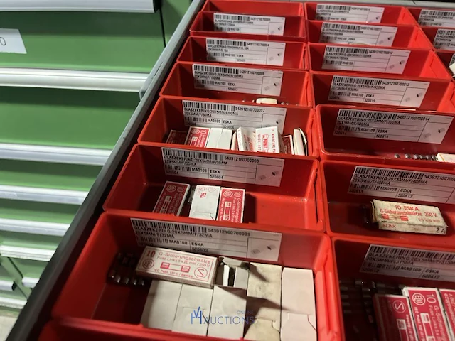 Partij zekeringen en elektrisch installatiemateriaal - afbeelding 65 van  135