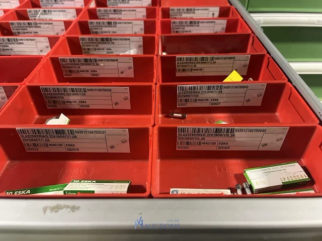 Partij zekeringen en elektrisch installatiemateriaal - afbeelding 67 van  135