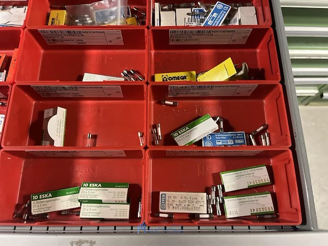 Partij zekeringen en elektrisch installatiemateriaal - afbeelding 68 van  135