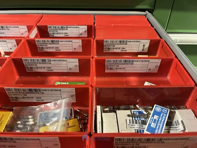 Partij zekeringen en elektrisch installatiemateriaal - afbeelding 69 van  135