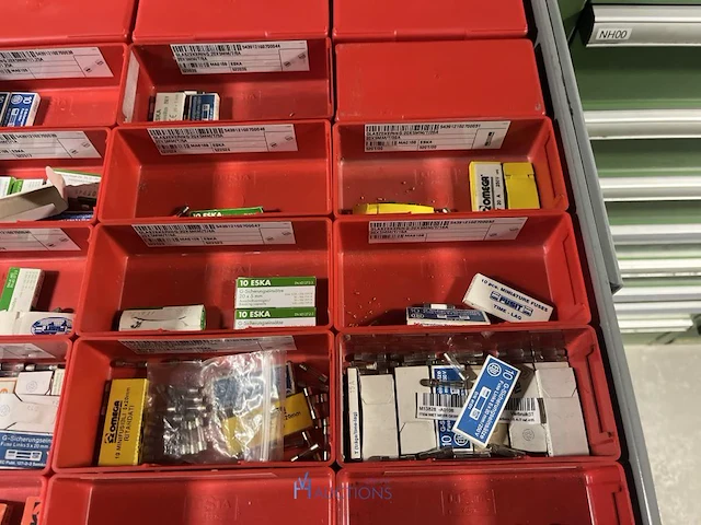 Partij zekeringen en elektrisch installatiemateriaal - afbeelding 71 van  135