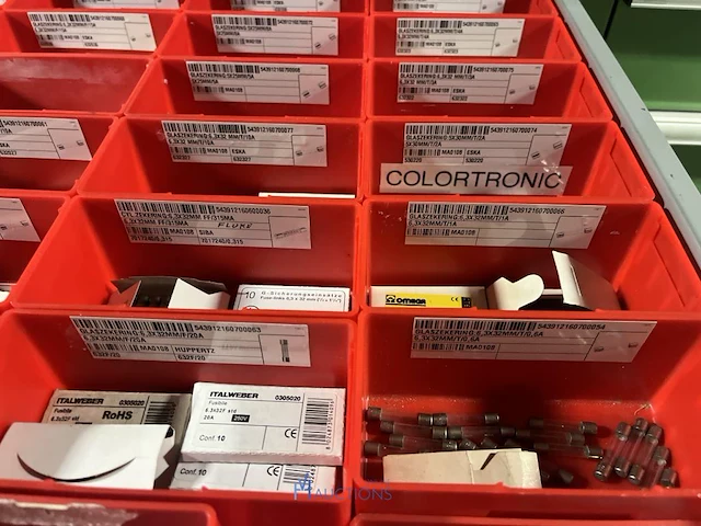 Partij zekeringen en elektrisch installatiemateriaal - afbeelding 77 van  135