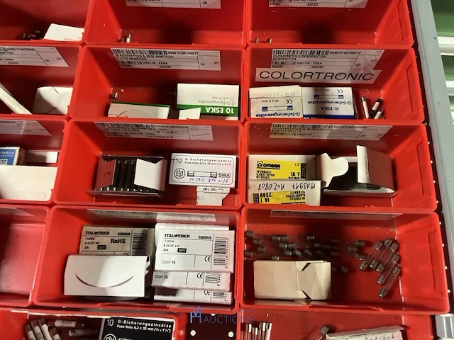 Partij zekeringen en elektrisch installatiemateriaal - afbeelding 78 van  135