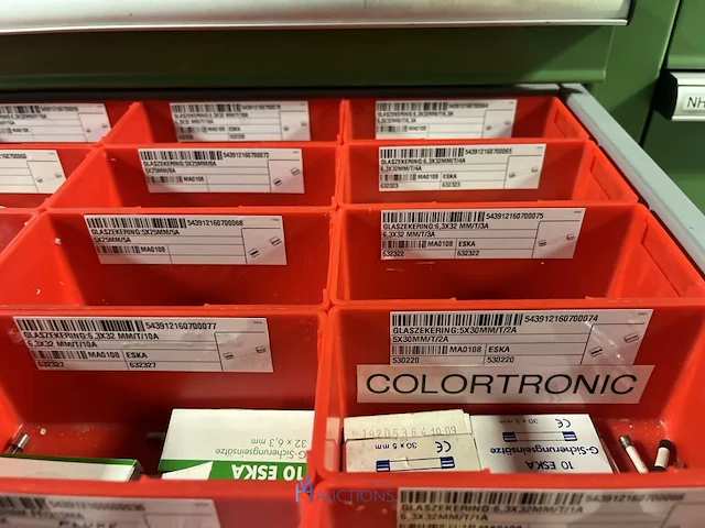 Partij zekeringen en elektrisch installatiemateriaal - afbeelding 79 van  135